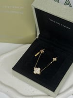 سلسال Van cleef ذهبي مع حلق