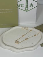 سلسال Van cleef ذهبي مع حلق