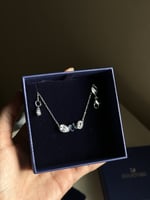 سلسال سوارفيسكي فضي كريستالة زرقاء