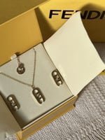 سلسال مع حلق FENDI معدن ذهبي