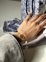 إسوارة Christian Dior ذهبي