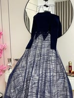 فستان جوخ مع تُل شك وشبك فصوص زركون توفر بأكمام طو...