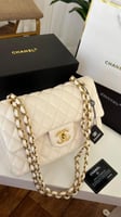 "حقيبة شانيل البيضاء مع سلسلة ذهبية: لمسة من الأنا...