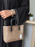 شنطة نسائية من ماركة كوتش COACH