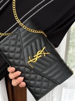 حقيبة سان لوران السوداء: فخامة وأناقة متجددة