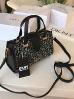 حقيبة DKNY بتصميم أنيق باللونين الأسود والرمادي: ل...