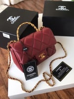 **"شنطة شانيل العنابي: لمسة من الفخامة في كل إطلال...