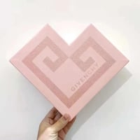 مجموعة جيفينشي (٣ ارواج + عطرين) مع ملحقاته