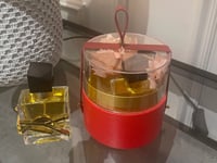 توزيعات الصناديق الحمراء مع عطر و ورد