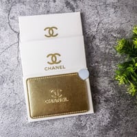 مرايا بمحفظة ذهبية شانيل مع ميني اكياس شانيل