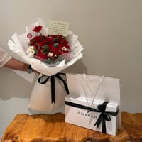 باقة ريد روز مع شماغ جيفنشي