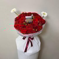 باقة ريد روز مع عطر ارماني يو