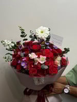 باقة الجوري مع كيكة التوت