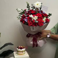 باقة الجوري مع كيكة التوت