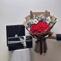 باقة الجوري الأحمر مع شماغ جيفنشي