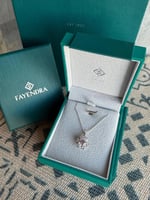 سلسال فايندرا مع تنسيق ورد طبيعي فاخر