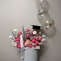 ستاند التخرج مع كيكة التوت