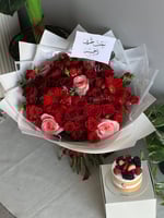 باقة الجوري مع كيكة التوت