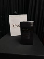 فازة الجوري مع عطر جفنشي جنتل مان