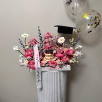 ستاند التخرج مع كيكة التوت