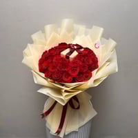 باقة الجوري الأحمر مع عطر دولتشي اند غابانا