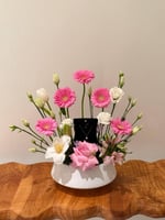 فازة ورد مع سلسال ذهب ورده