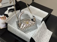 شنطة يد شانيل فضي لامع