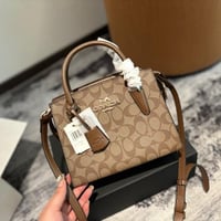 شنطة يد كوتش بني وبيج