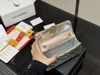 شنطة يد شانيل فضي لامع