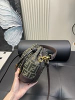 شنطه يد فندي