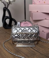 شنطة يد شانيل فضي لامع