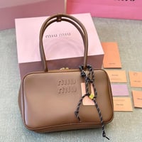 شنطة يد miu miu