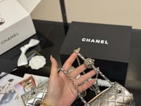 شنطة يد شانيل فضي لامع