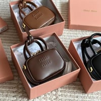 ميدالية على شكل شنطه صغيره miu miu