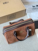 شنطة كوتش بني مخمل