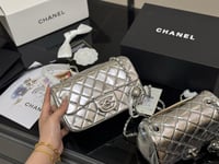 شنطة يد شانيل فضي لامع