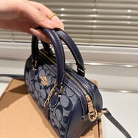 شنطة كوتش كحلي مخملي