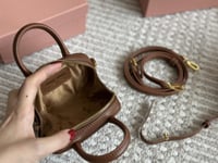 ميدالية على شكل شنطه صغيره miu miu
