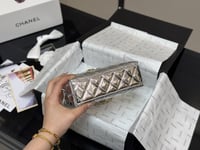 شنطة يد شانيل فضي لامع