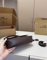 شنطة كتف كوتش بني غامق