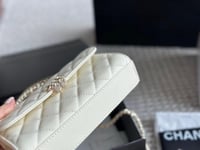 شنطة يد شانيل أبيض