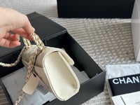 شنطة يد شانيل أبيض