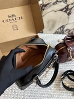 شنطة يد كوتش أسود