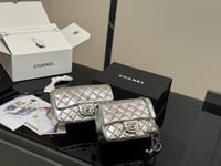 شنطة يد شانيل فضي لامع