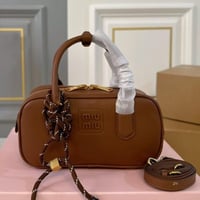 شنطة يد miu miu مقاس صغير