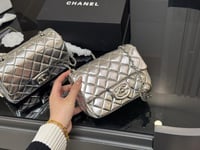 شنطة يد شانيل فضي لامع