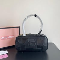 شنطة يد miu miu وسط