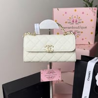 شنطة يد شانيل أبيض