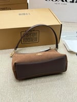 شنطة كوتش مخمل بني غامق كبير