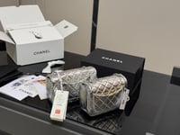 شنطة يد شانيل فضي لامع